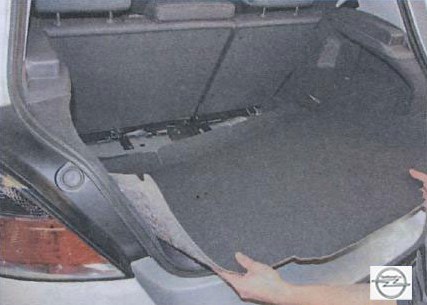 Снятие коврика багажника на автомобиле Opel Astra