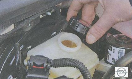 Откручивание крышки бачка с тормозной жидкостью Opel Astra