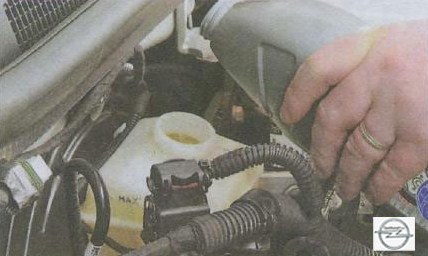 Доливание тормозной жидкости в бачок Opel Astra