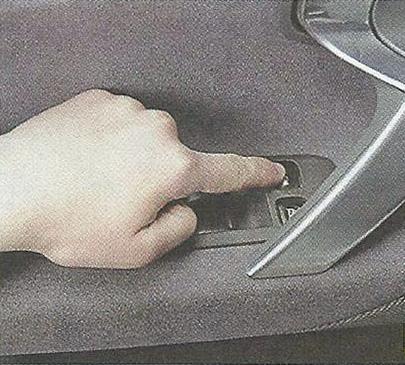 Кнопки в подлокотнике двери водителя Nissan Primera