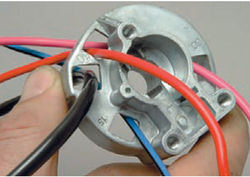 Выводим провода через отверстие в корпусе выключателя зажигания Lada Kalina