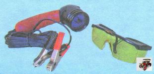 Ультрафиолетовая лампа и защитные очки для поиска течи кондиционера Лада Гранта