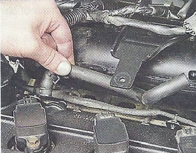 Снимите отводящий шланг картерных газов Nissan Primera