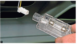 Отсоединяем колодку проводов от плафона лампы освещения багажника Lada Kalina