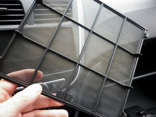 Снять салонный фильтр на автомобиле Hyundai Solaris 2010-2016