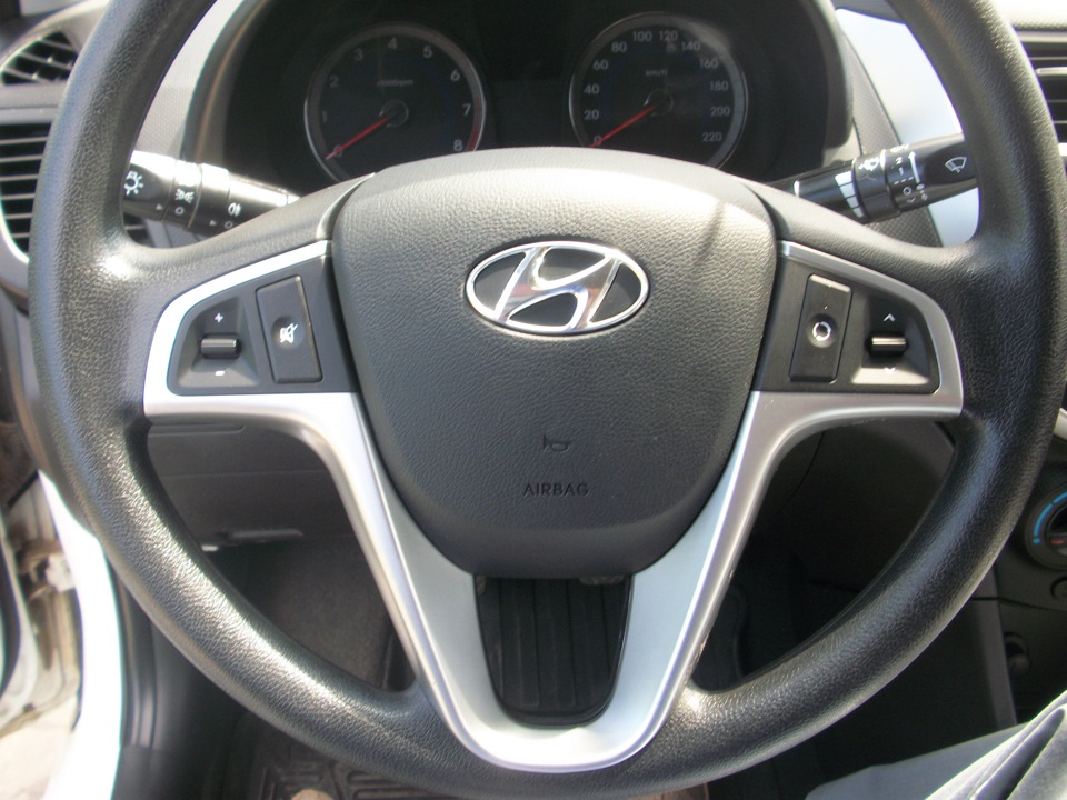 Установка кнопок на руль на автомобиле Hyundai Solaris 2010-2016