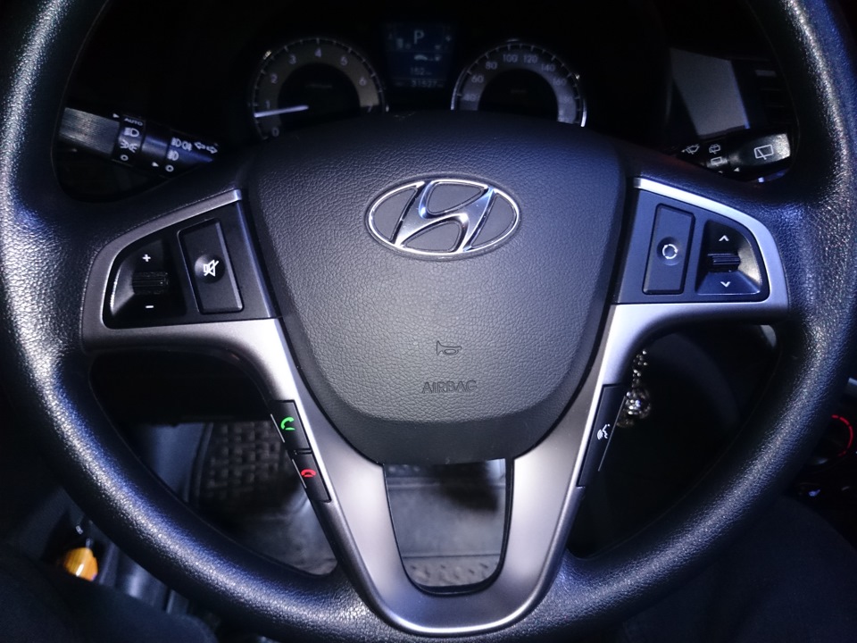 Установить телефонные кнопки на руль на автомобиле Hyundai Solaris