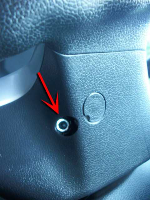 Расположение крепления подушки безопасности водителя на автомобиле Hyundai Solaris 2010-2016