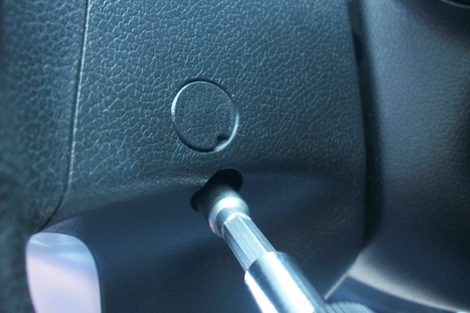 Открутить крепление подушки безопасности водителя на автомобиле Hyundai Solaris 2010-2016