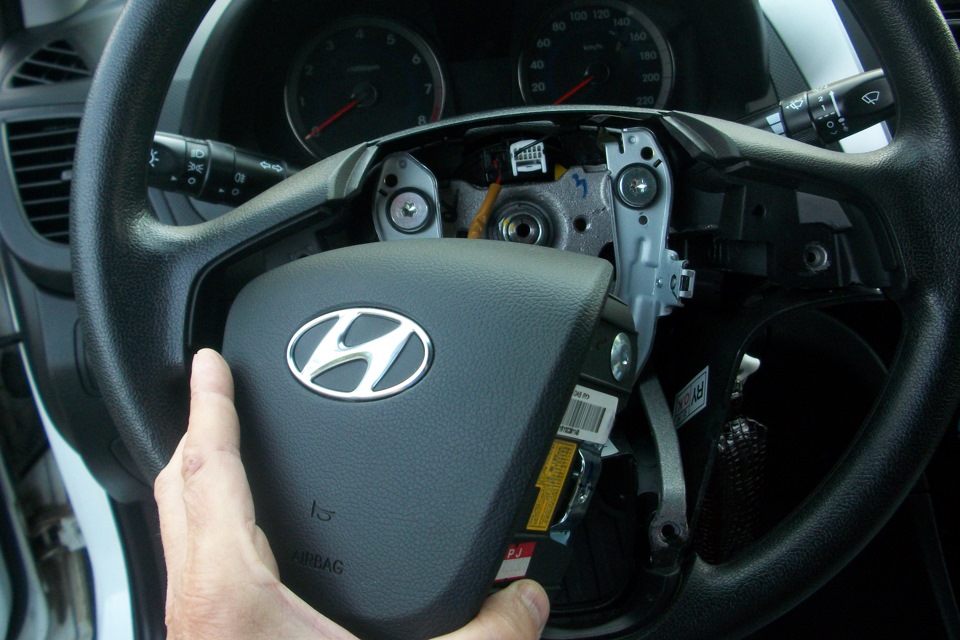 Отвести в сторону подушку безопасности на автомобиле Hyundai Solaris 2010-2016
