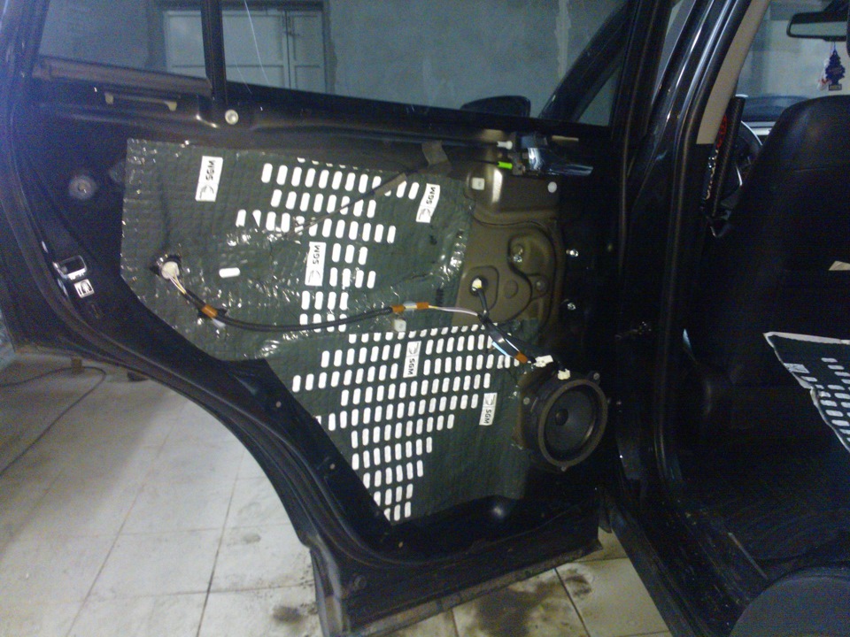 Нанесение виброизоляции на заднюю дверь Toyota RAV4