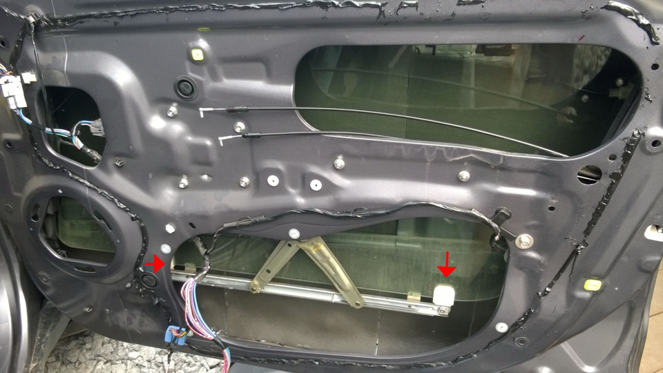 Крепление стекла передней двери Mitsubishi Outlander 2012 - 2016