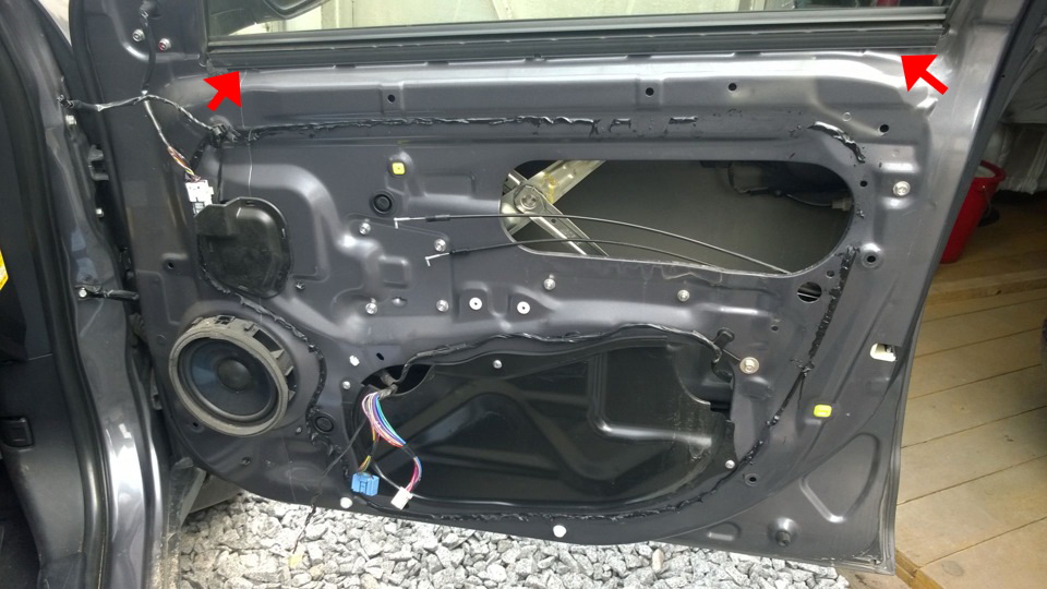 Внутренний уплотнитель стекла двери Mitsubishi Outlander 2012 - 2016