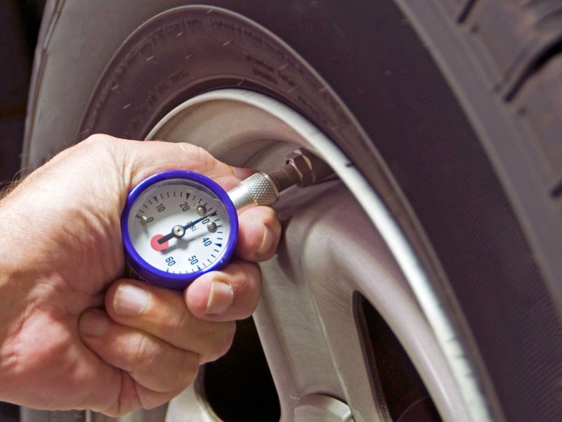 Проверка давления в шинах манометром Toyota RAV4