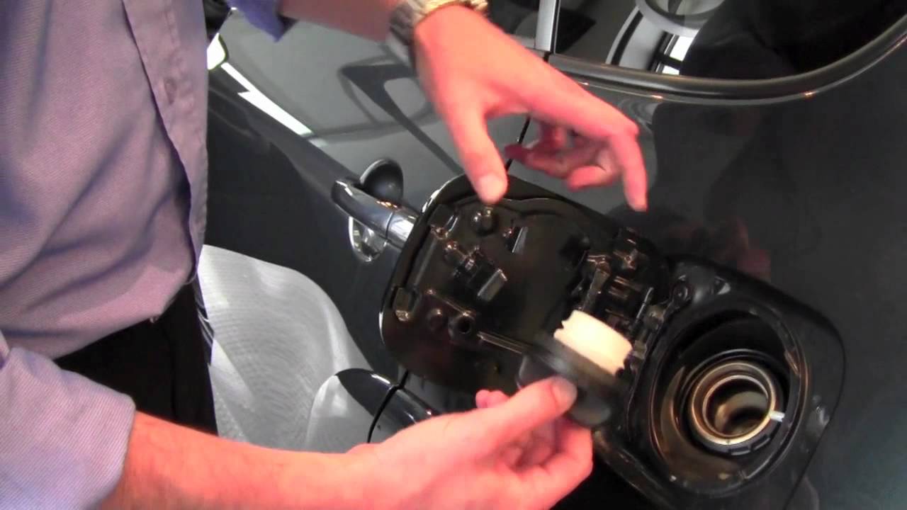 Снятие крышки топливного бака Toyota RAV4