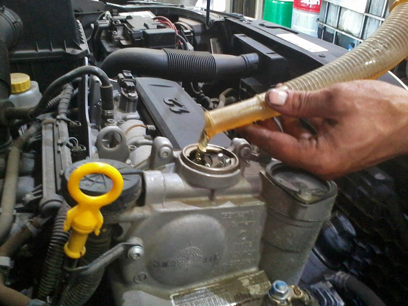 Заливка масла в двигатель Skoda Rapid