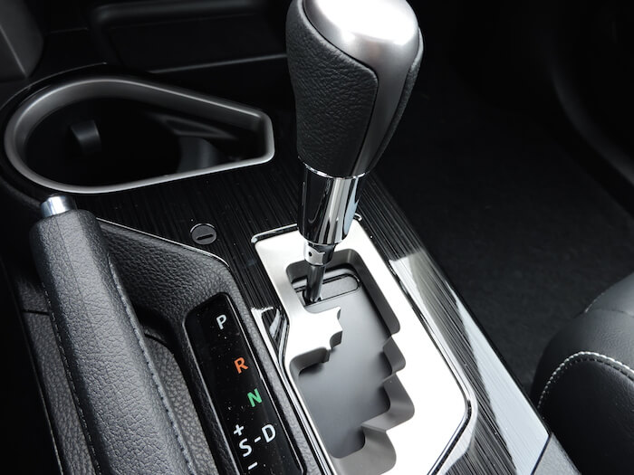 Рычаг управления коробкой передач в положении Park Toyota RAV4