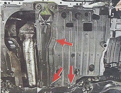 Выворачиваем четыре болта крепления нижней части брызговика Nissan Primera
