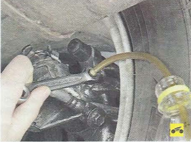 Клапан выпуска воздуха рабочего цилиндра тормозного механизма правого заднего колеса Nissan Primera
