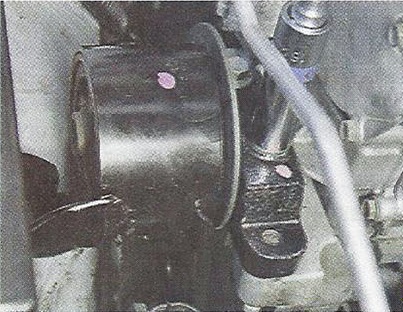 Отворачиваем гайку крепления задней шпильки крепления опоры к кронштейну двигателя Nissan Primera