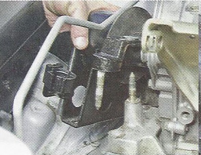 Снимаем правую опору двигателя Nissan Primera
