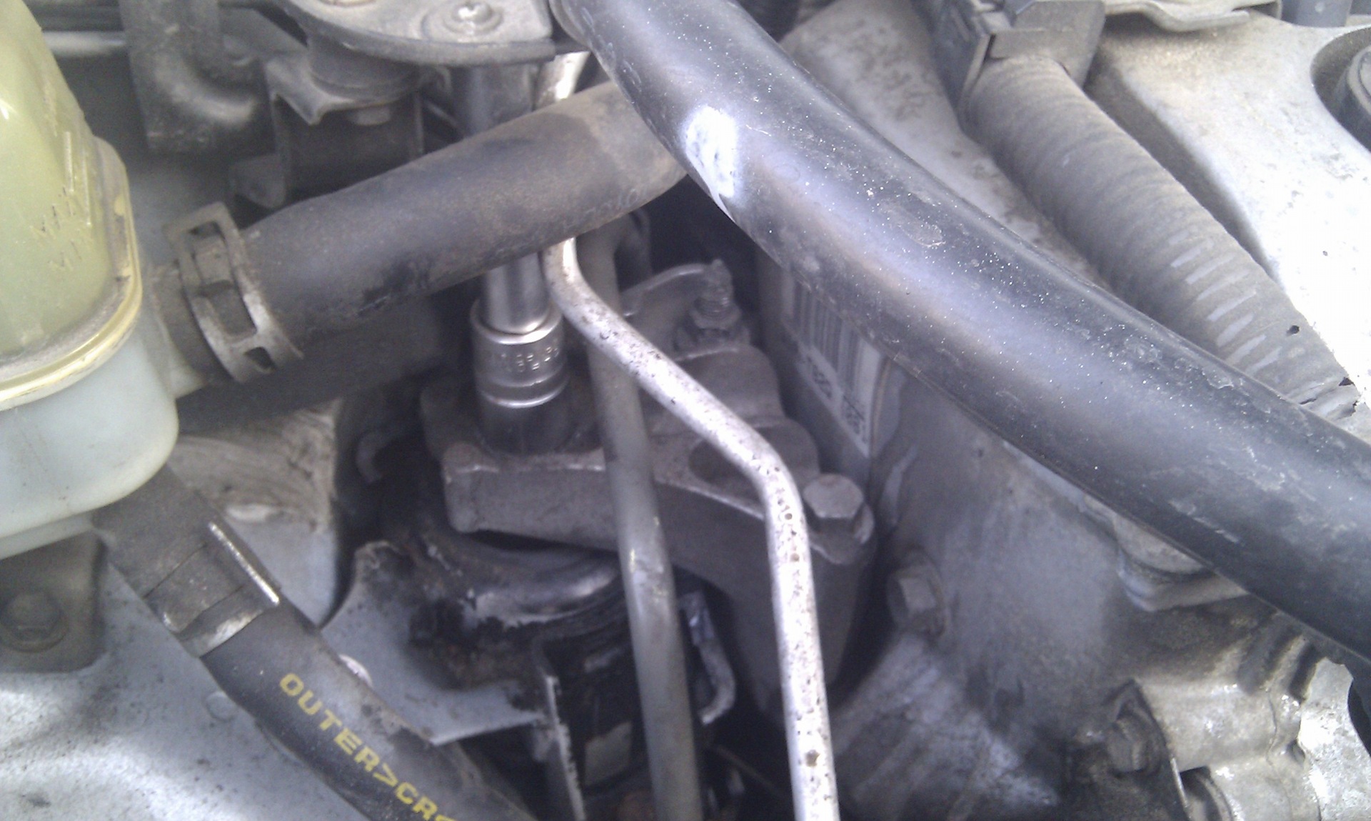 Откручивание правой подушки двигателя Toyota RAV4