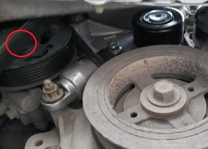 Месторазмещение болта направляющего ролика общего ремня в Toyota RAV4