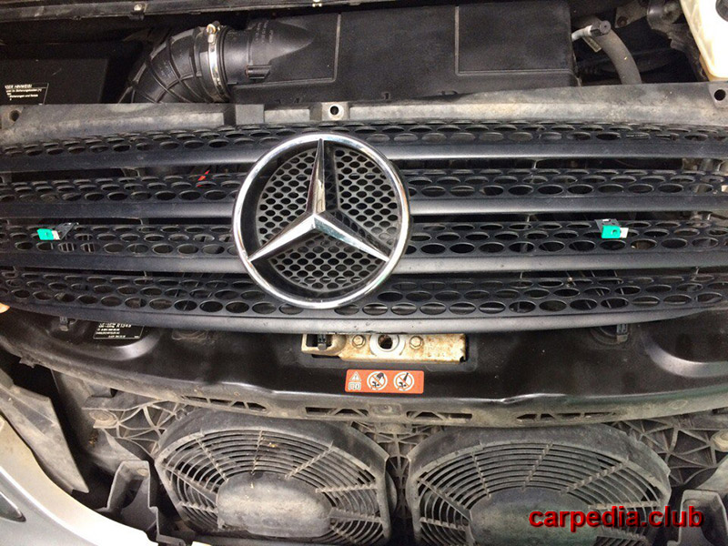 Приложить крепления зимней решетки радиатора на автомобиле Mercedes-Benz Vito W639 2007