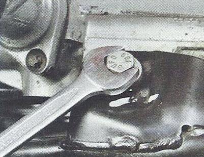 Выворачиваем болты крепления рулевого механизма к подрамнику Nissan Primera