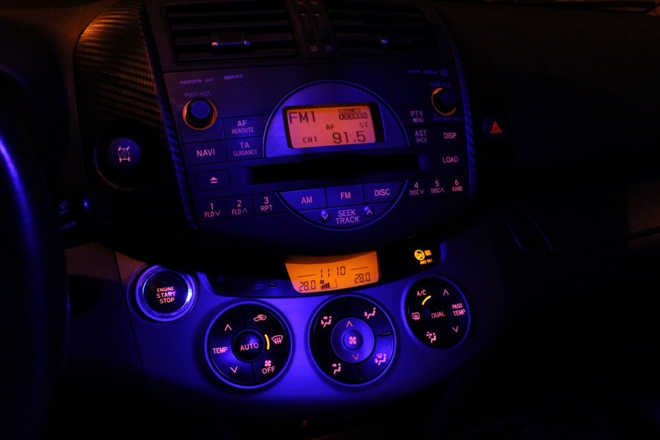 Синий свет в салоне Toyota RAV4