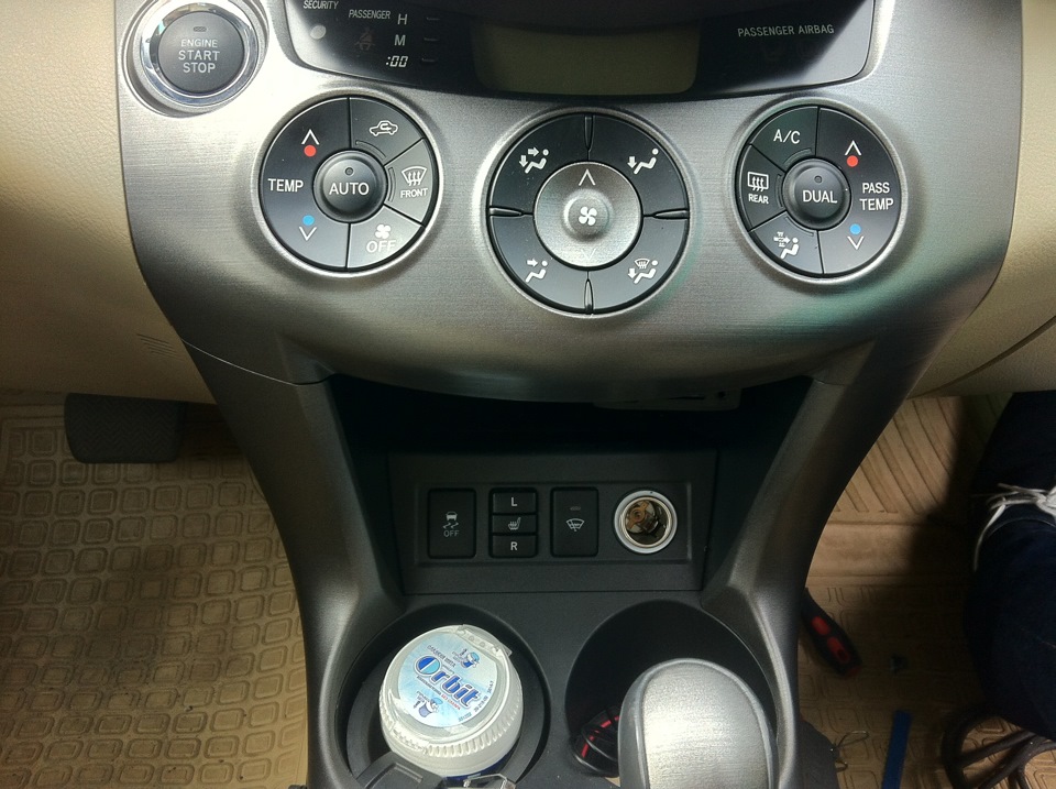 Удобство размещения адаптера под флешку в Toyota RAV4