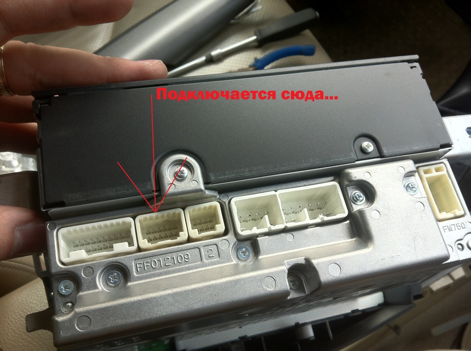 Разъем для установки адаптера под USB в магнитолу Toyota RAV4