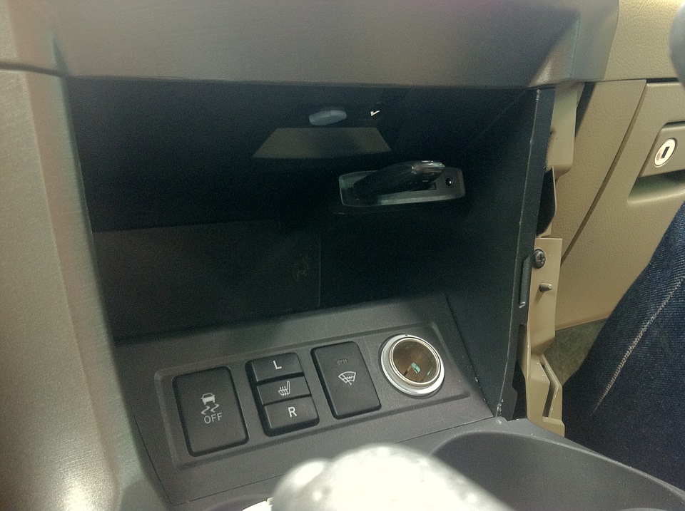 Установленный адаптер под USB в Toyota RAV4