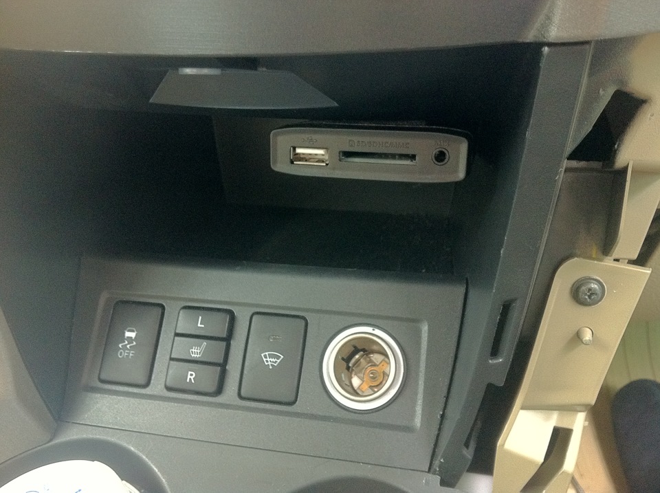 Место установки USB адаптера в салоне Toyota RAV4