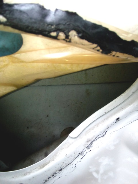 Частичное отрывание противопылевой защиты дверей Toyota RAV4
