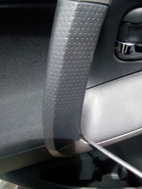 Поддевание отверткой декоративной накладки двери Toyota RAV4