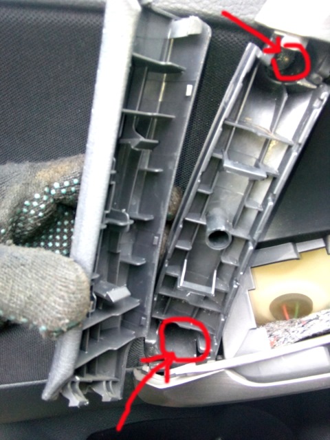 Месторасположение винтов откручивания карты двери Toyota RAV4