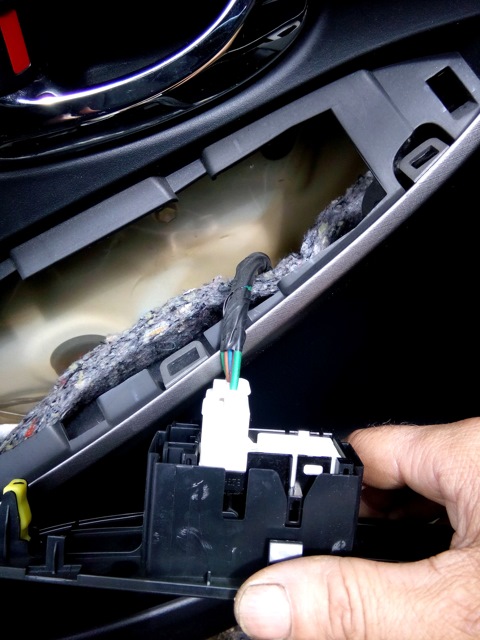 Отключение разъема дверной кнопки в Toyota RAV4