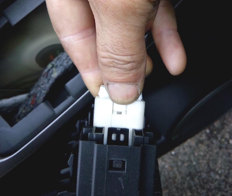 Отсоединение разъема дверной кнопки в Toyota RAV4