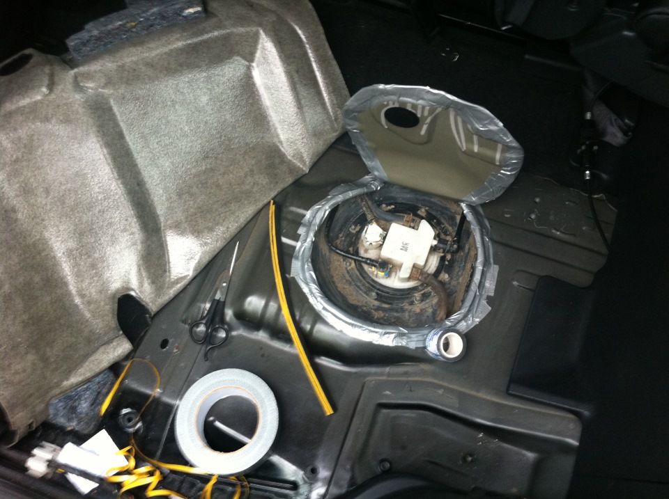 Уплотнения люка топливного модуля в Toyota RAV4