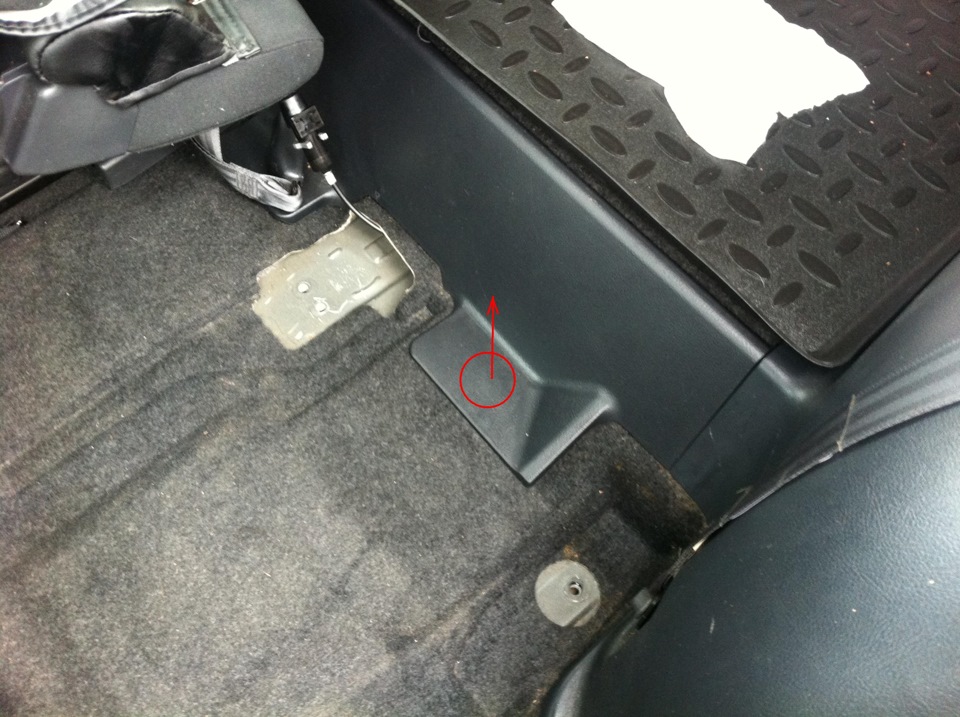 Место прикладывания усилий для высвобождения ковролина Toyota RAV4