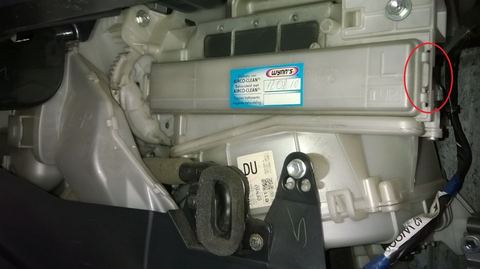 Расположение защелки корпуса салонного фильтра в Toyota RAV4