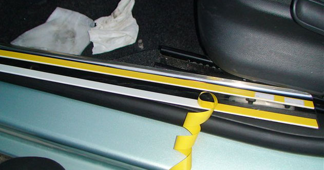 Проклейка клейкой ленты на пороге двери автомобиля Skoda Fabia