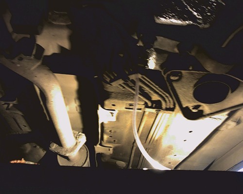 Засовываем шланг очистителя кондиционера в дренажную трубку Nissan Primera