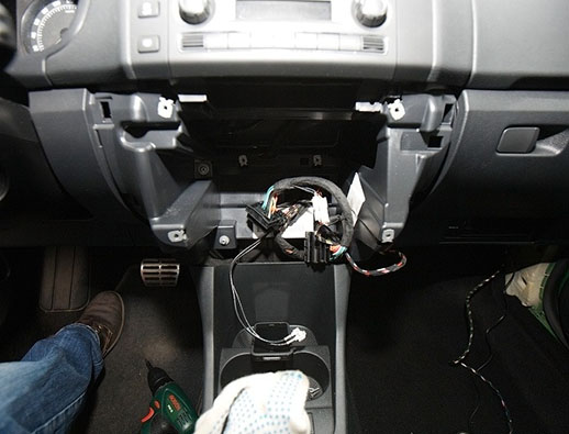 Снятие накладки центральной консоли и магнитолы автомобиля Skoda Fabia II