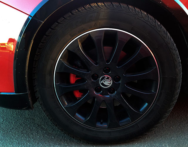 Результат покраски (покрашен баллончиком) тормозного суппорта переднего колеса автомобиля Skoda Fabia
