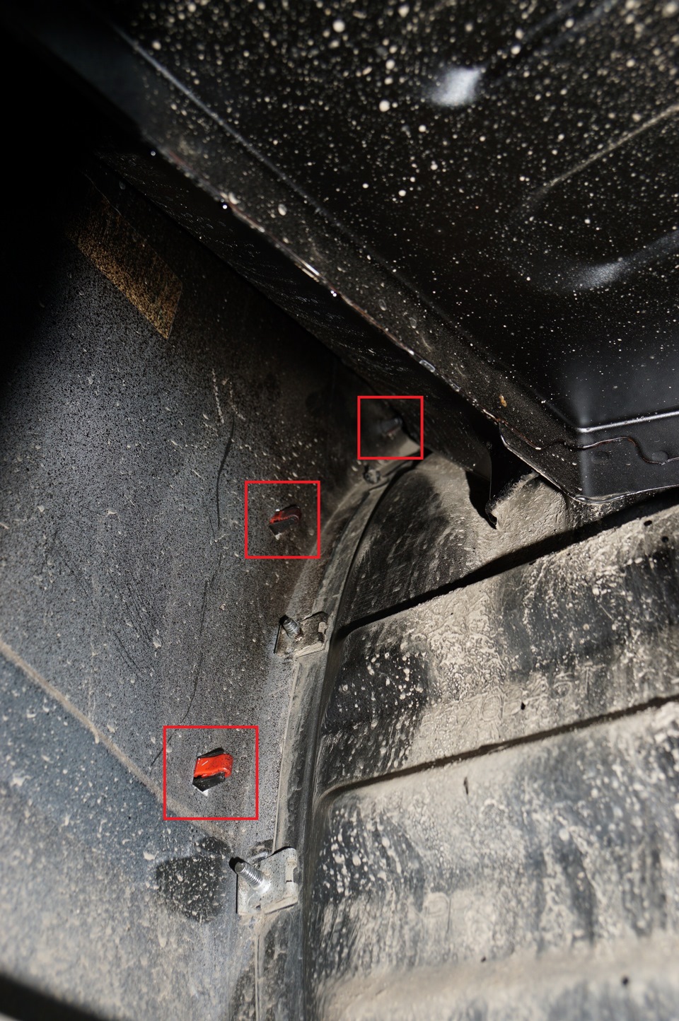Расположение клипс накладки внутри Mitsubishi Outlander 2012 - 2016