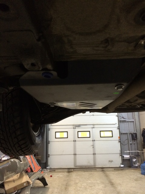 Установка защиты бензобака с правой стороны автомобиля Mitsubishi Outlander 2012 - 2016