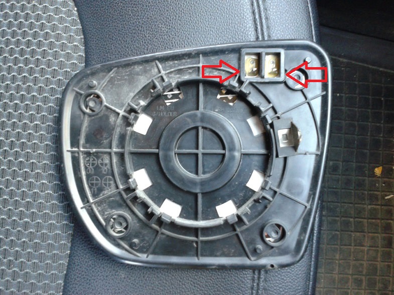 Расположение контактов обогрева наружного зеркала заднего вида на автомобиле Hyundai ix35