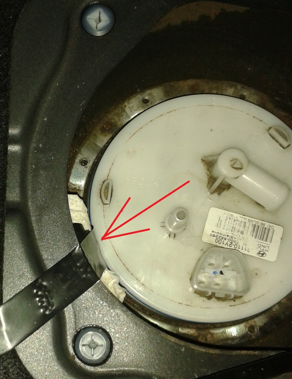 Спрятать шланг топливного модуля под кузов на автомобиле Hyundai ix35